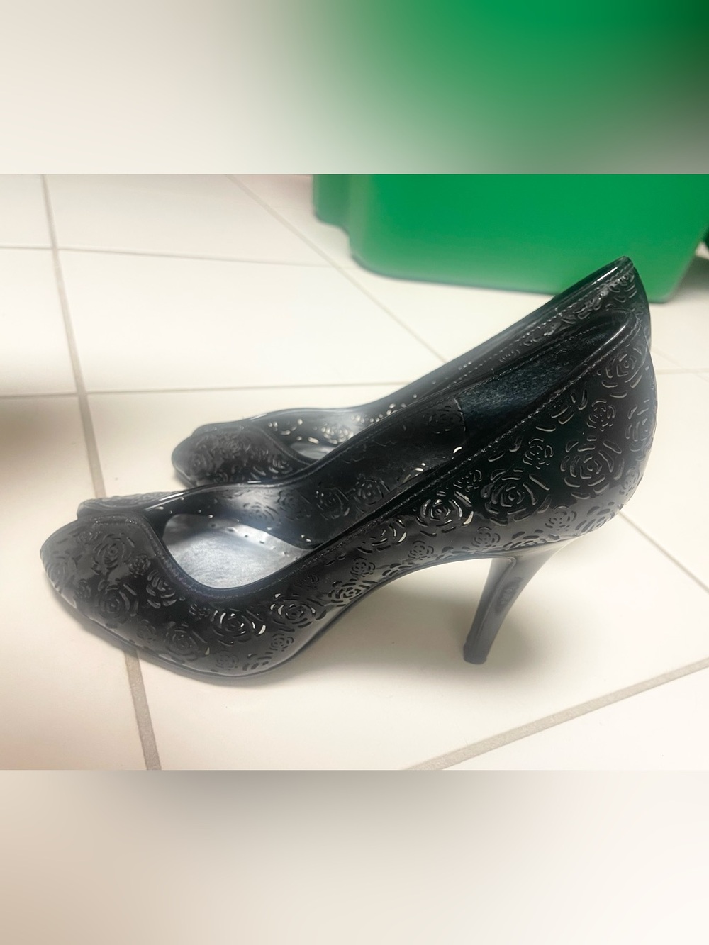 BCBGIRLS Floral leather Laser Cut Heels Pumps Size 8.5 EUC